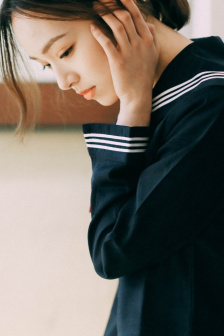 憋尿按压小腹肚子不让尿出来